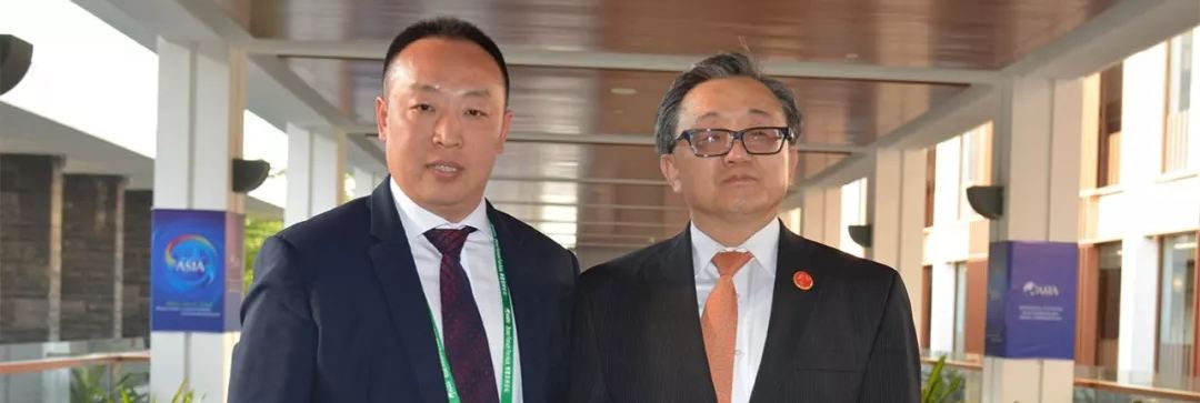 操我快操我操死我骚逼av联合国副秘书长刘振民和赵章栓会长在博鳌亚洲论坛亲切交"
